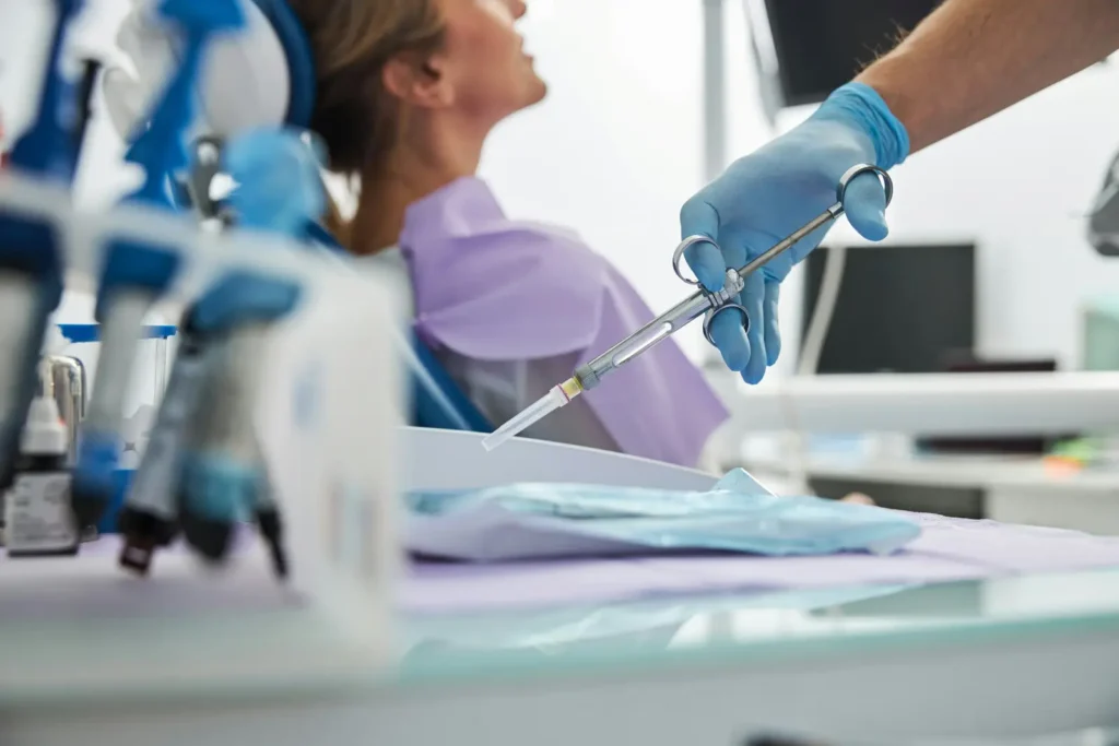 Patient modtager tandbrobehandling på klinik